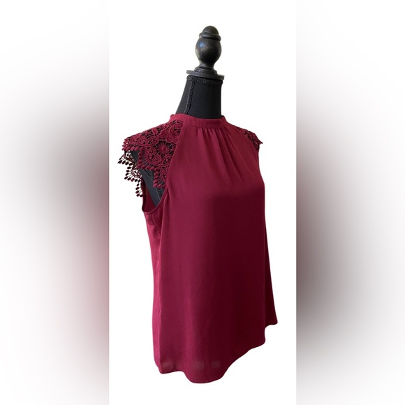 Express: Stylish Burgundy Top with Lace Details - Picture 8 of 17